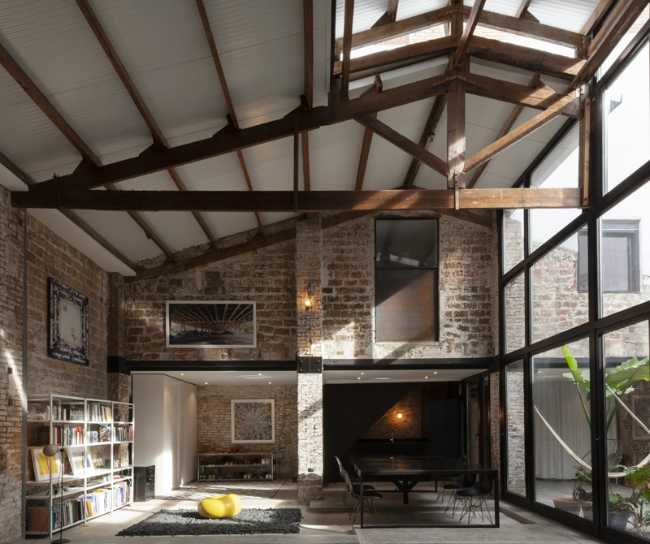 techo de madera y grandes vidrieras