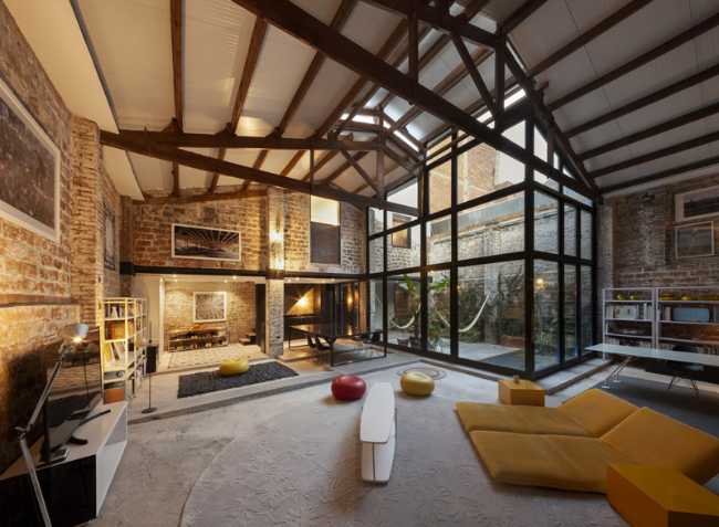 casa de ladrillo, madera, metal con gran ventana