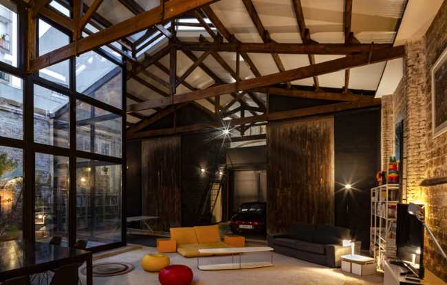 interior casa con vidrieras