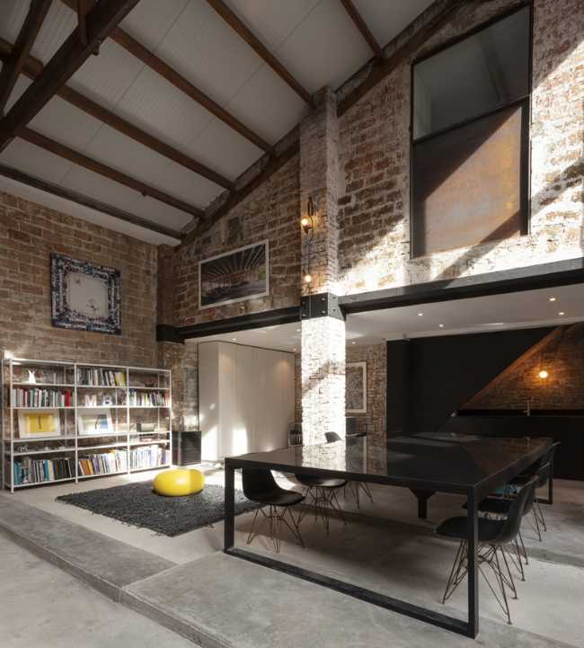 salón de madera de ladrillo