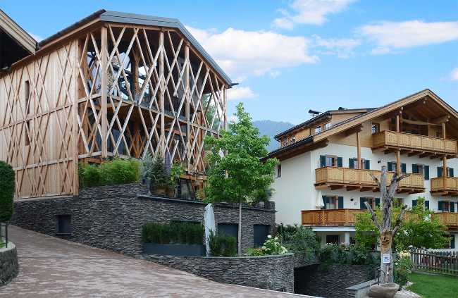 Edificio in legno che dialoga con il contesto