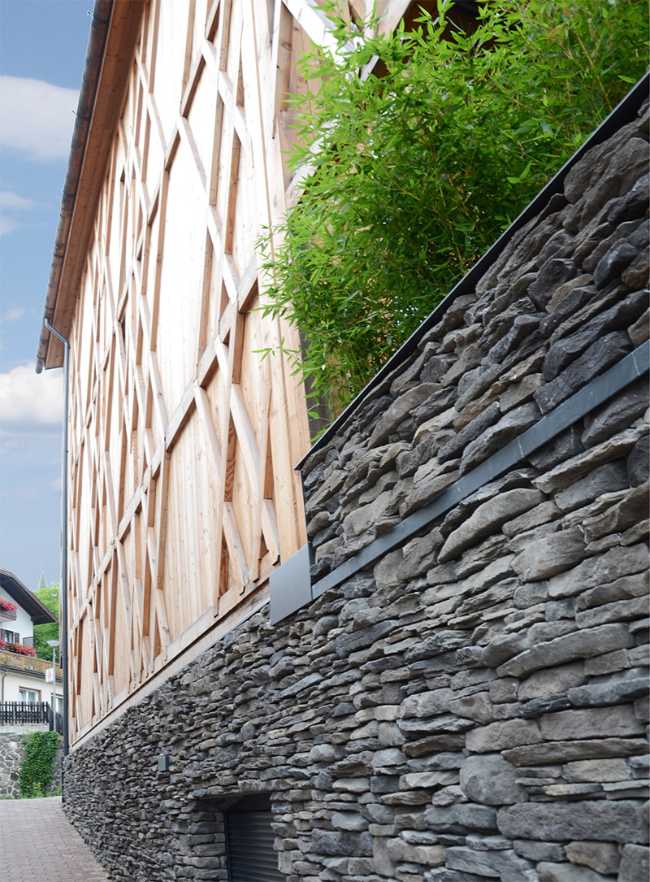 Basamento in pietra e struttura eterea in legno