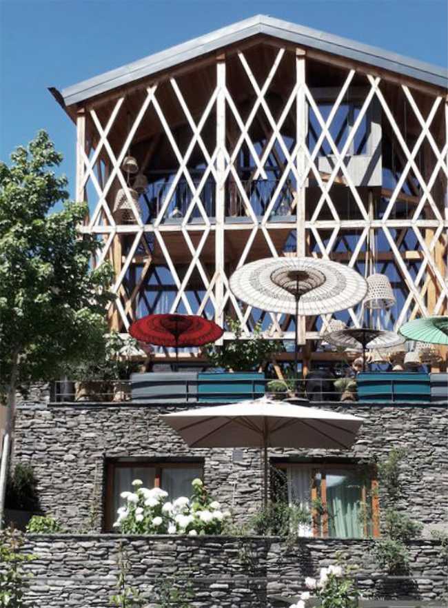 Struttura in legno che poggia su un solido basamento in legno