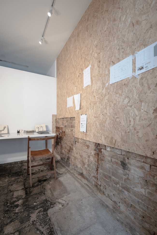 parete in legno e mattoni di un ufficio