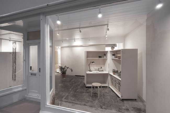 cubo in legno con scrivania interna