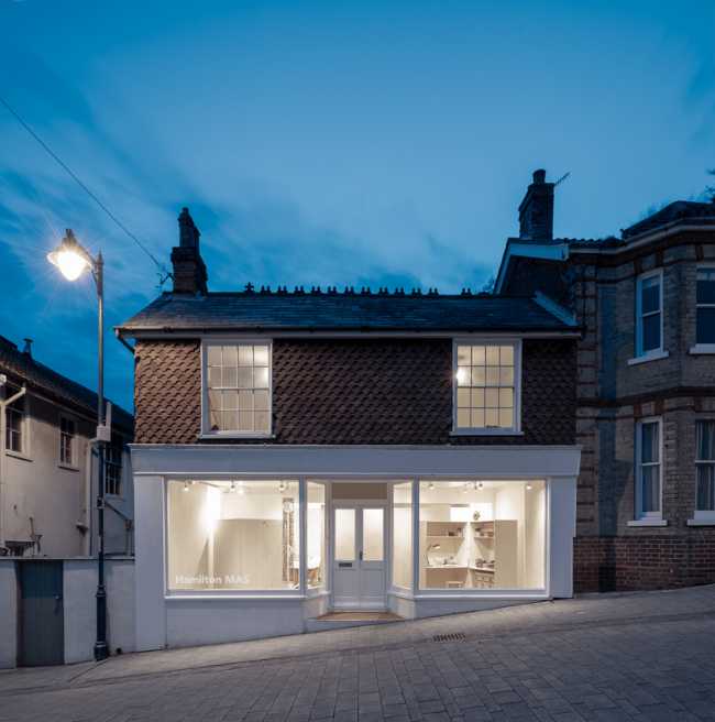 ufficio visto dall'esterno bianco con vetrata