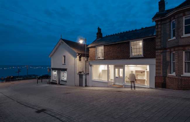 ufficio visto dall'esterno bianco con vetrata