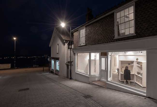 ufficio visto dall'esterno bianco con vetrata