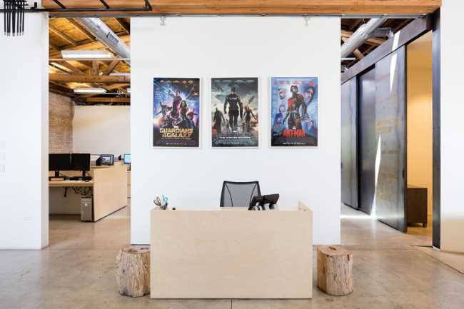 entrance with white partition panel