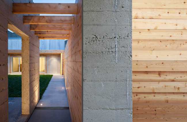 Dettagli in cemento e legno della zona patio