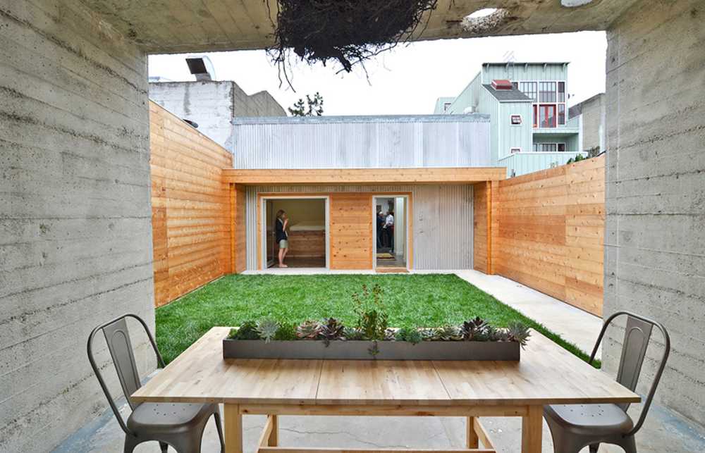 Entrada de la casa con detalles en madera
