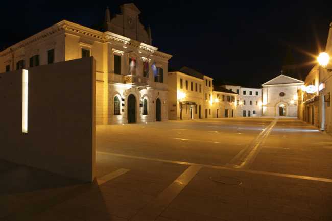 Artificial light renews the space