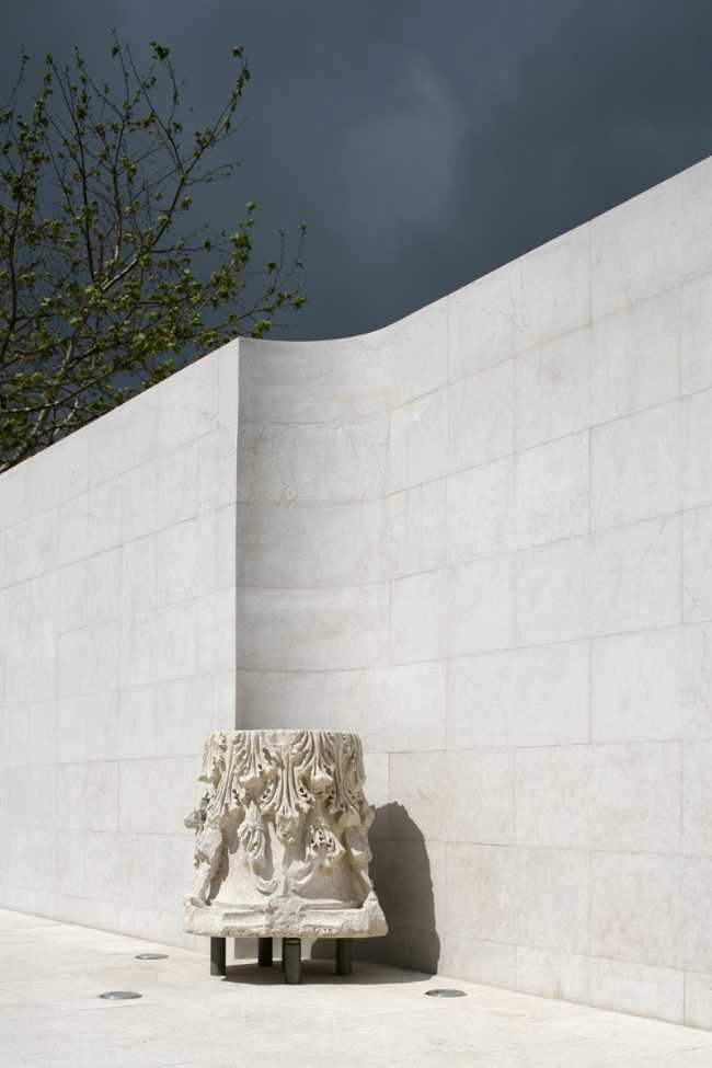 Detail in stone of the wall that delimits the square