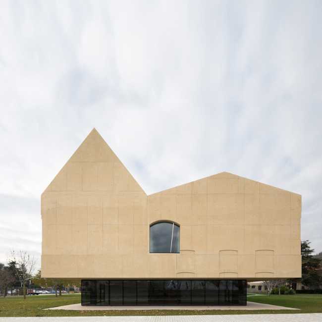 Detail of the facade that highlights the geometric lines