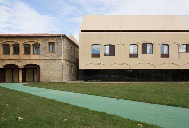 Detail of the union between the two buildings