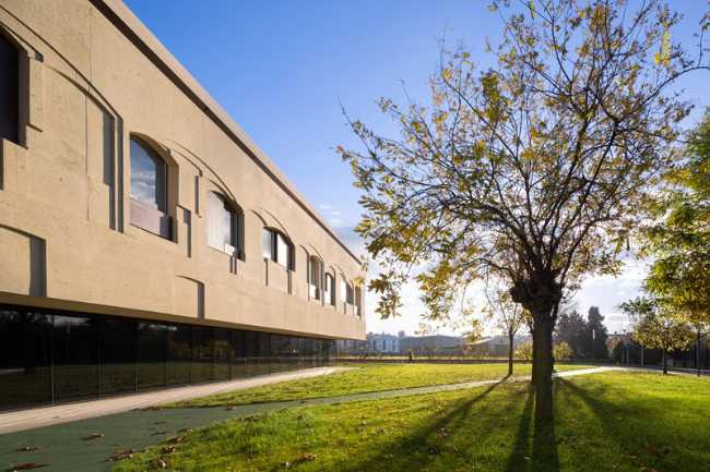 The new facade harmonizes with the garden