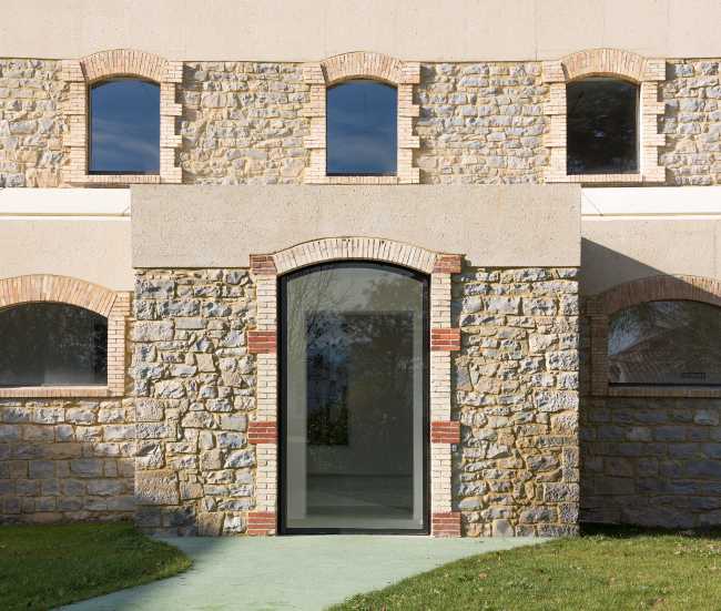 Detail of the entrance