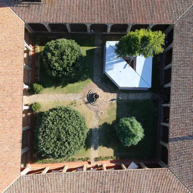 Il padiglione è inserito all'interno di un chiosco del '500