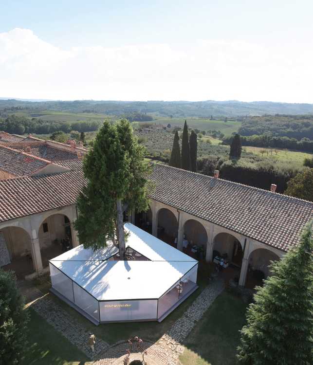 Il padiglione si erge attorno ad un cipresso