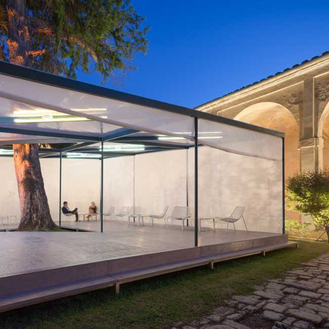 Il padiglione si apre quasi totalmente sul chiosco