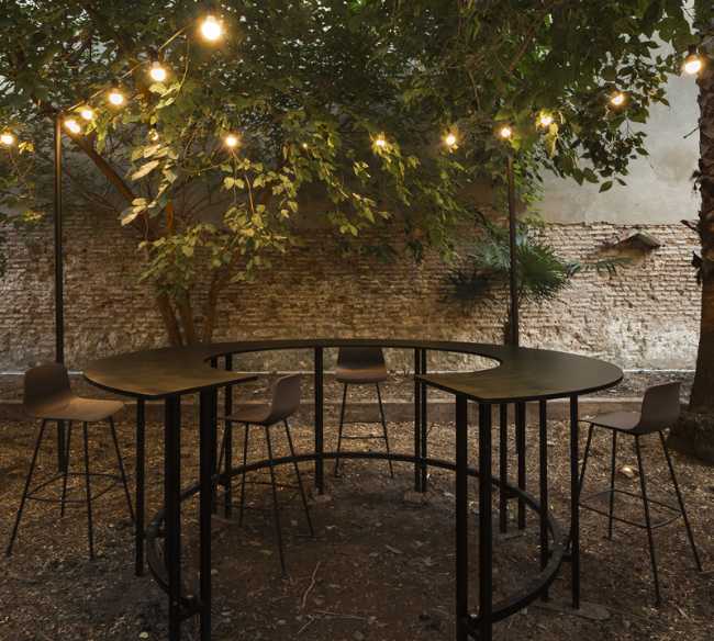 Round tables and high metal seats