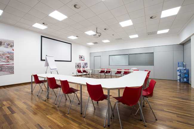 La sala riunioni con dettaglio del rivestimento a pavimento
