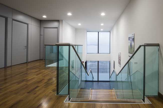 Scale con parapetto in vetro