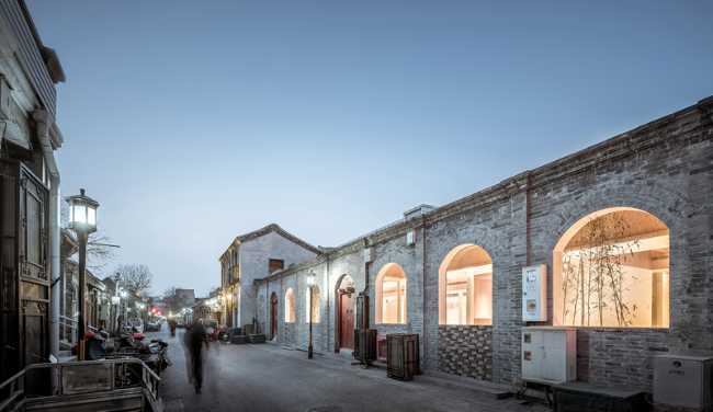Layering Courtyard: nuovo e vecchio tra pubblico e privato
