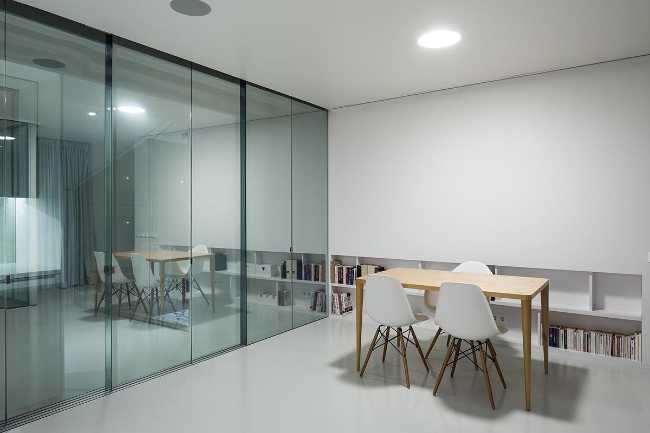 Estudio con pared reflectante