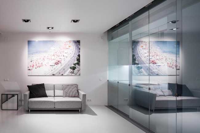 Sala de estar con sofá y cuadro