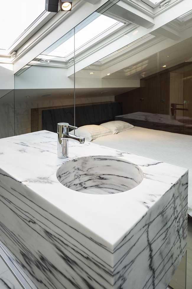 Lavabo de mármol y cama doble