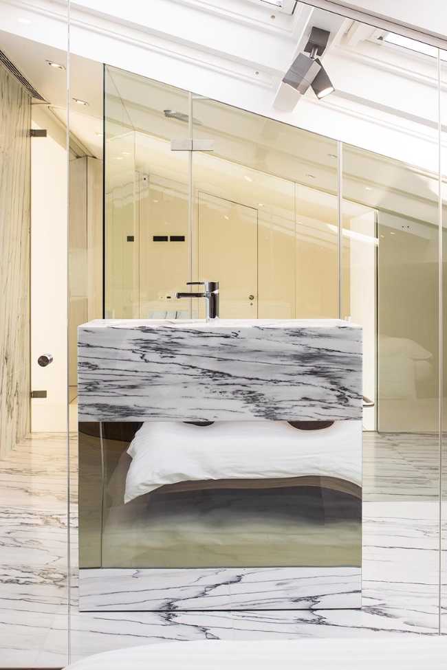 Lavabo de mármol en el dormitorio
