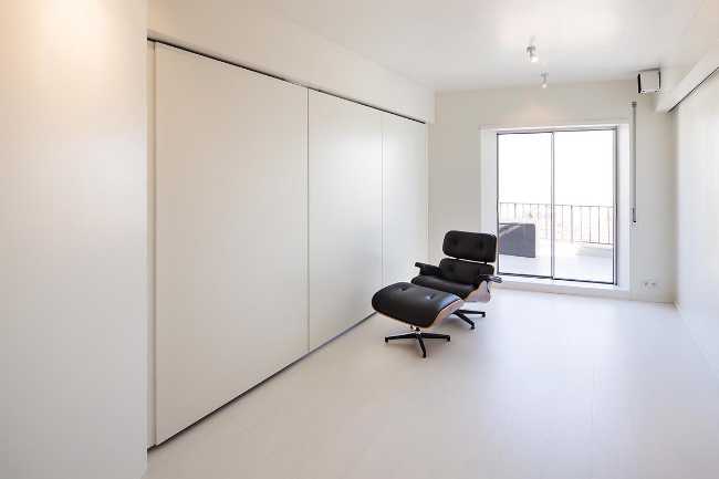 Espacio mínimo abierto con sillón