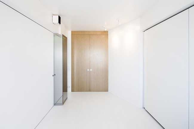 Madera y blanco en un apartamento en lisboa