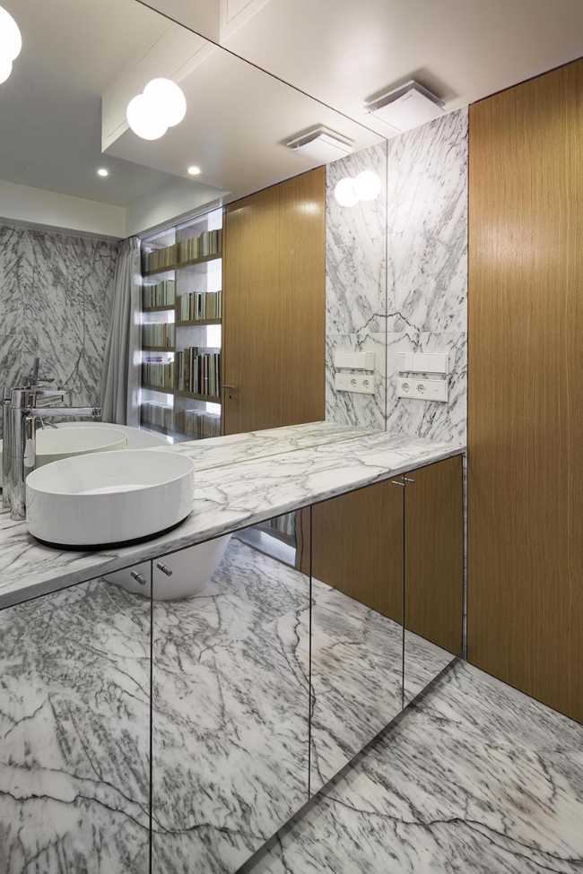Baño en madera y mármol