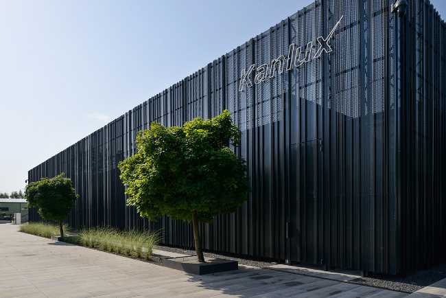 bouclier en fer externe avec des plaques perforées