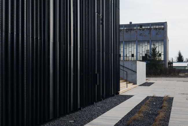 entrée avec détail de jardin et rampe en béton