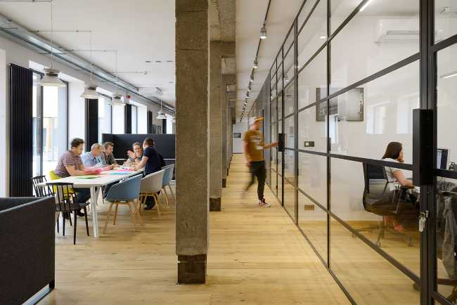 salles de réunion espace ouvert plancher en bois