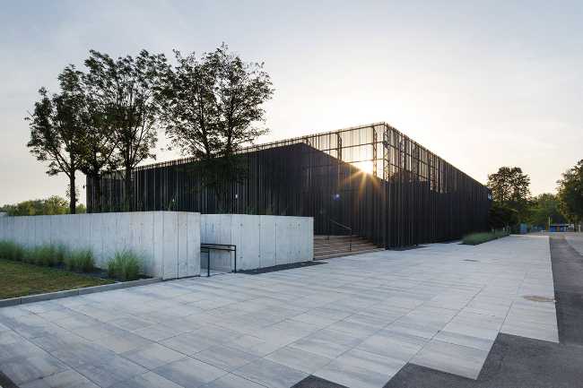 entrée ancien bâtiment militaire rampe en béton