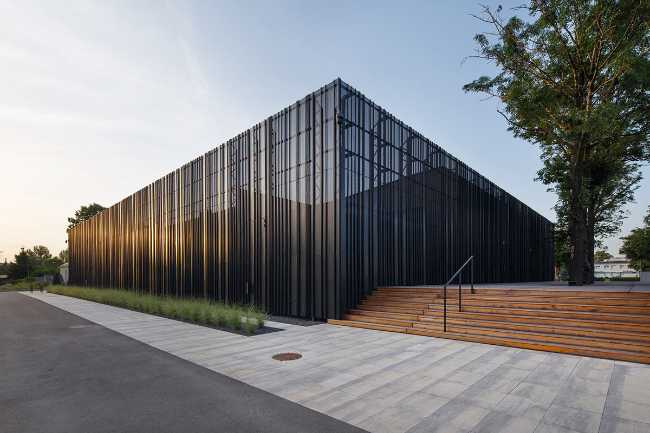 ancien bâtiment militaire couvert de plaques de fer perforées