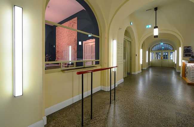 reception hotel con vista patio