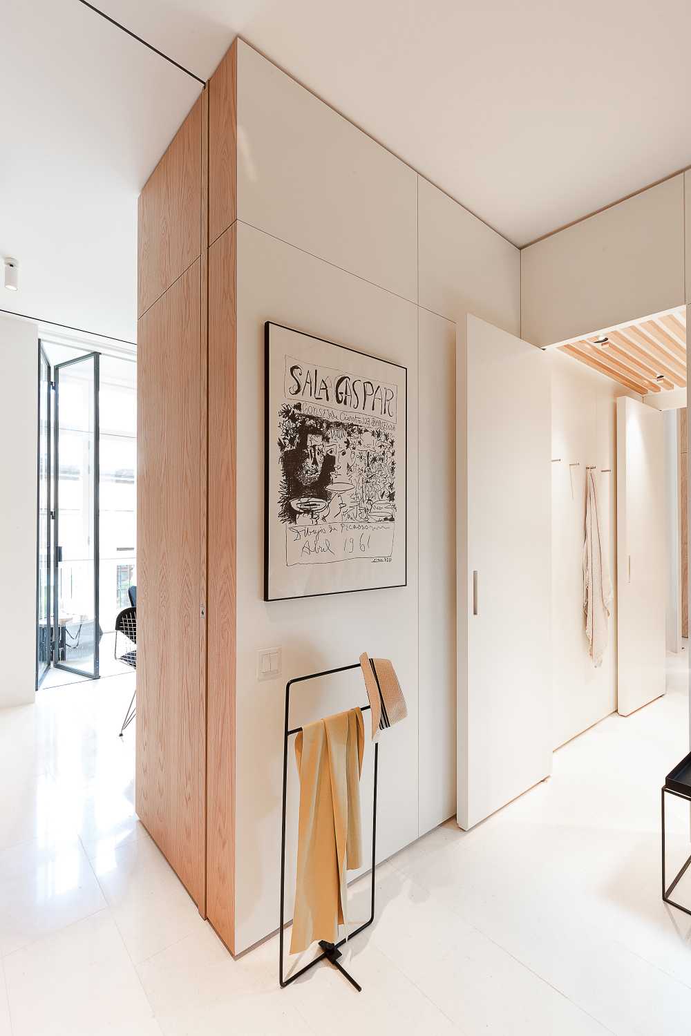 veranda con pavimento bianco e infissi bianchi
