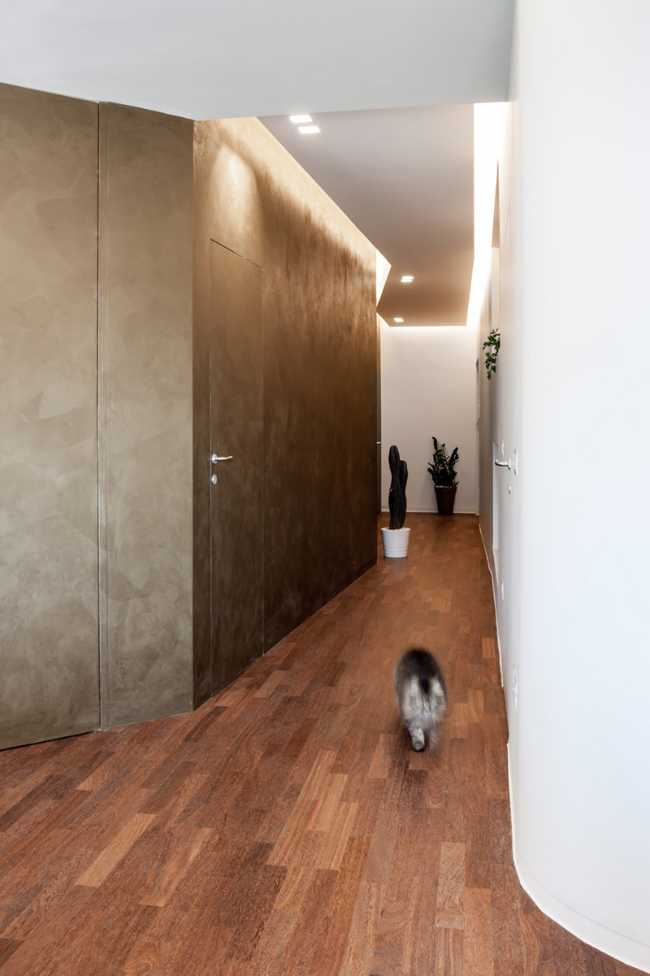 parete resina bronzo e pavimento in legno di rovere