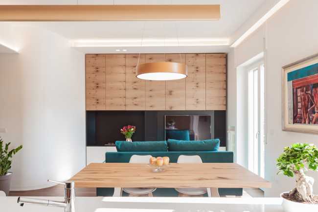 open space con arredi in legno