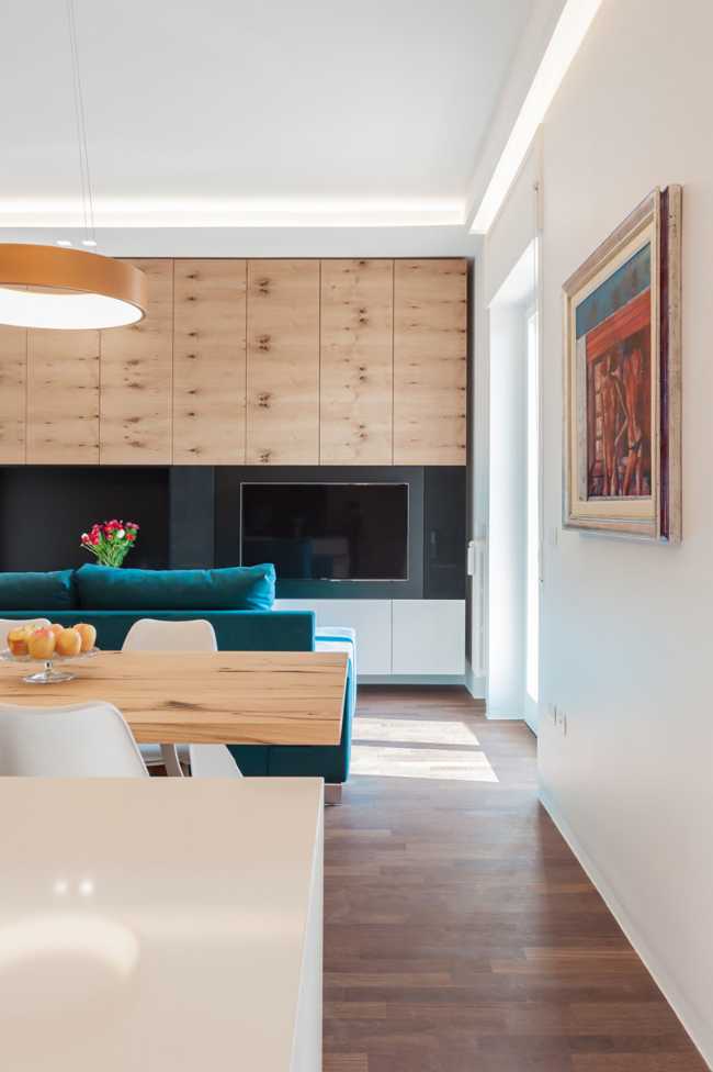 pavimento in rovere in contrasto con arredi bianchi