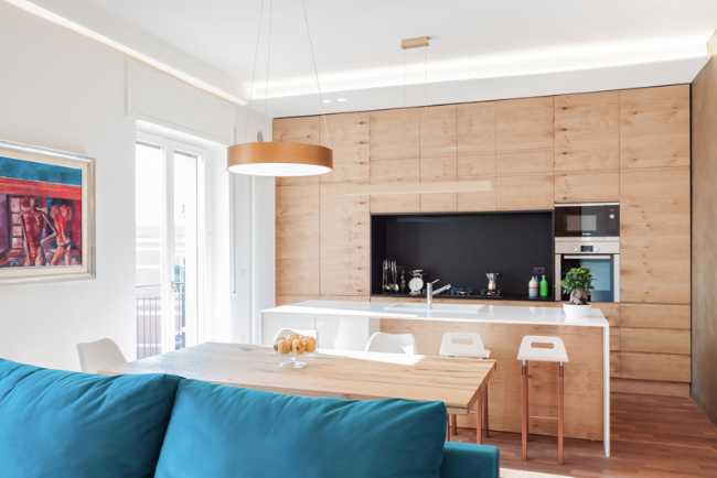 cucina in legno e piano bianco