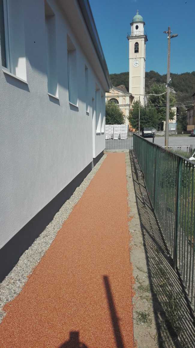 Facciata scuola e percorso esterno