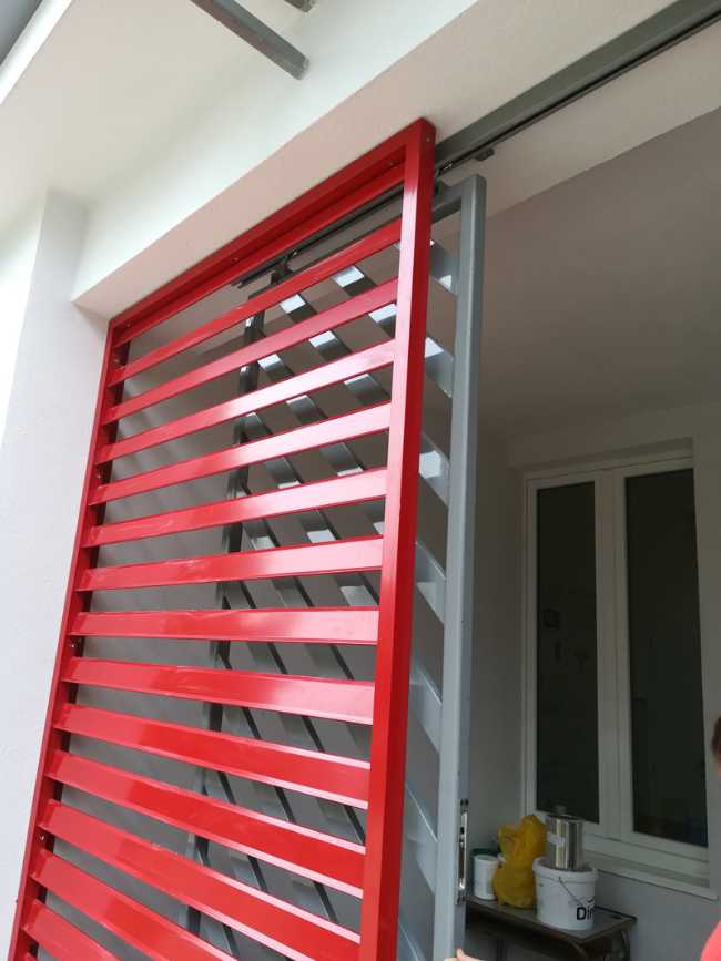 Dettaglio finestra rossa scuola