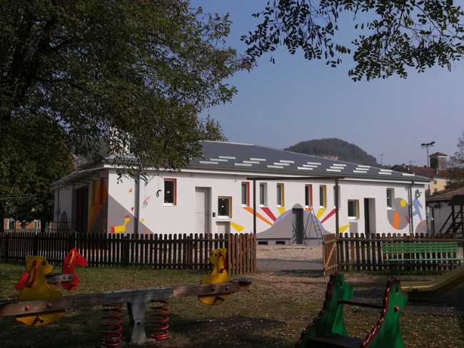 Scuola primaria con facciate decorate