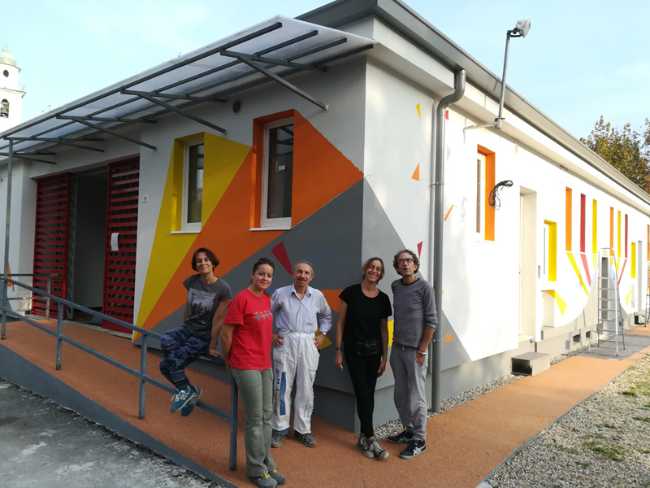 Decorazioni in colorate nella parte esterna della scuola